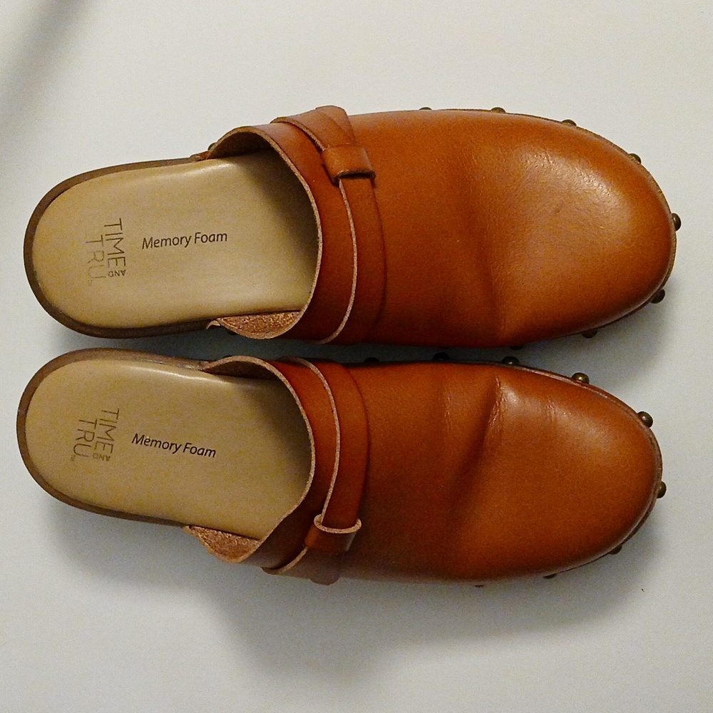 Time and Tru brown clogs size 6